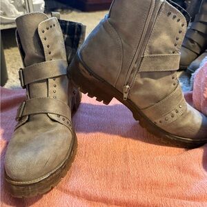 Very G Gray Women's Ankle Boots